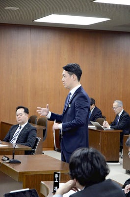 質問に答える横山市長（大阪市役所で）