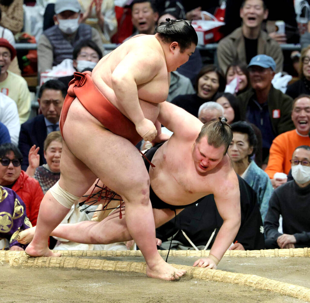 熱海富士（左）が上手投げで安青錦を破る　（カメラ・豊田　秀一）