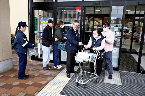 情報提供を呼びかける蘆田課長（右から３人目）ら（京都府綾部市で）
