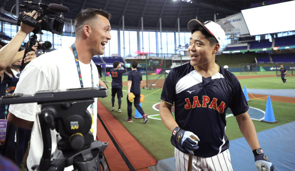 試合前、ラーズ・ヌートバー（左）と話をする中村悠平（カメラ・岩田　大補 ）