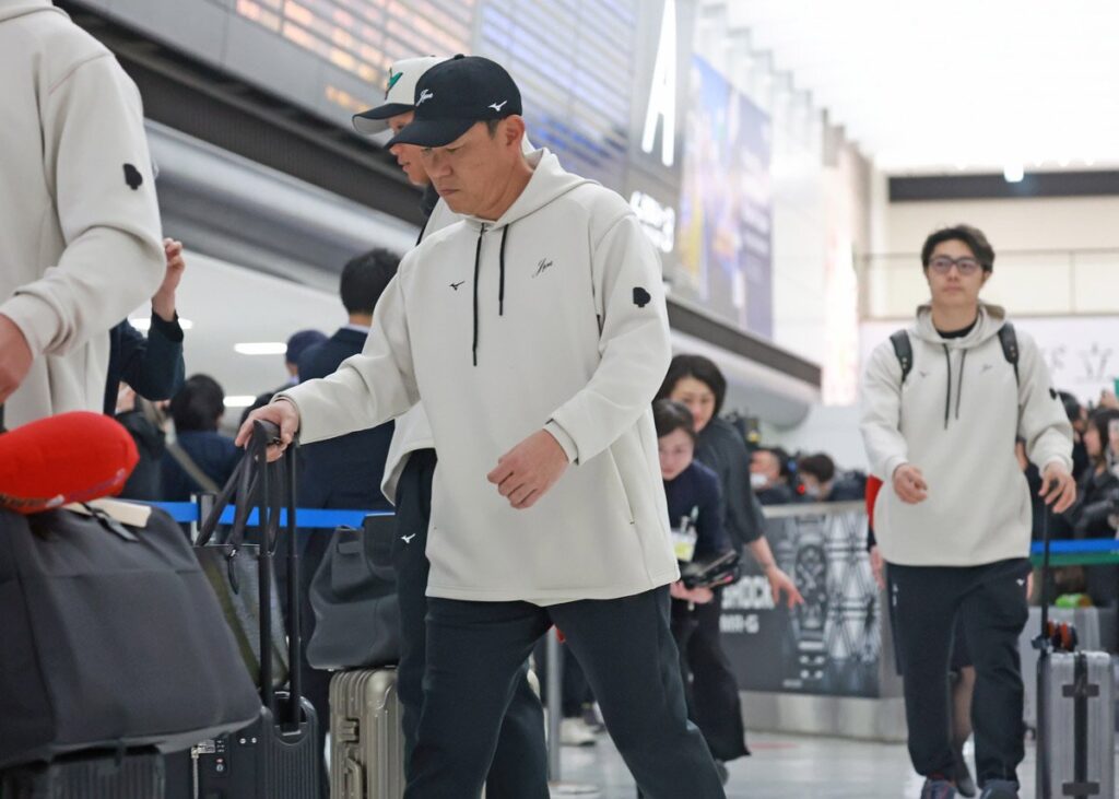 【ＷＢＣ】侍ジャパンが帰国 ファン４００人集結も選手の笑顔はなし 井端監督はうつむき （東スポWEB） - Yahoo!ニュース