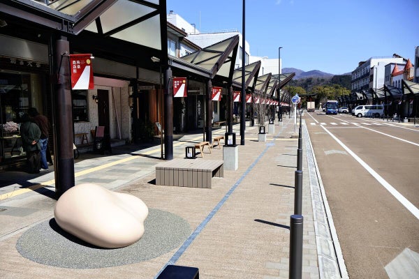 車道を狭め、歩道を拡幅した神楽通り（福井県敦賀市で）
