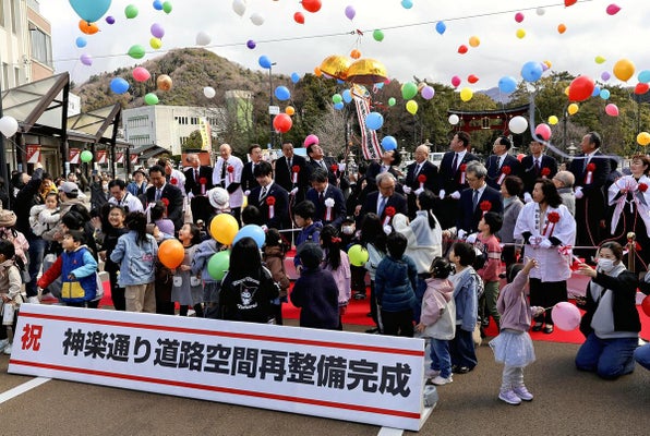 歩道拡幅工事の完成を祝い、テープカットした関係者や市民ら（１５日、福井県敦賀市で）