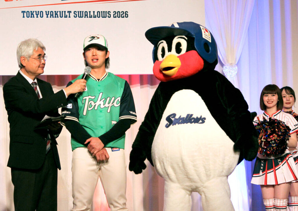 ３１日からの活動再開に先がけて激励会にサプライズ登場したヤクルトの公式マスコットつば九郎（カメラ・秋本　正己）