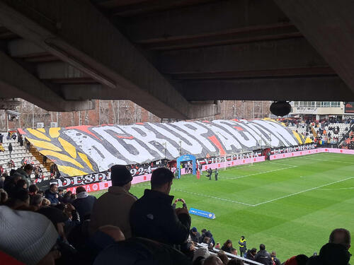 スペインリーグで最も狭いラヨ・バリェカノのスタジアム。屋根も迫ってくる（撮影・高橋智行）