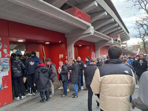 ラヨ・バリェカノ戦のチケットはネット販売がなく、観客は窓口で列をなして購入する（撮影・高橋智行）