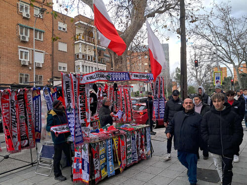 スタジアム近くの通りのグッズ売り場（撮影・高橋智行）