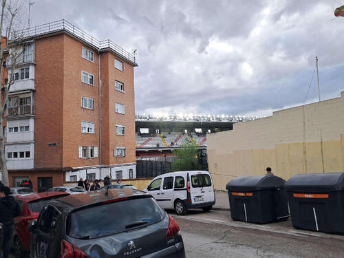 ラヨ・バリェカノのホーム試合が見えるゴール裏のマンション（撮影・高橋智行）