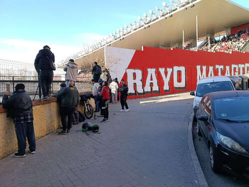 ラヨ・バリェカノのホーム戦を路地からのぞく人々（撮影・高橋智行）