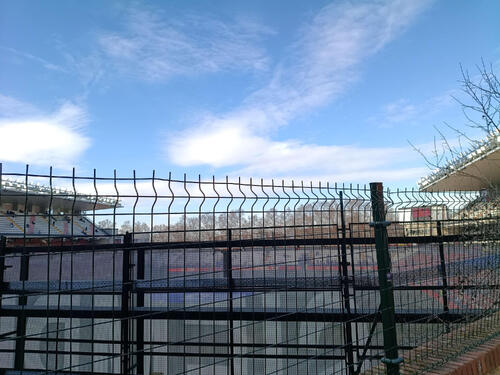 客席のないゴール裏の路地からピッチが透けて見える様子（撮影・高橋智行）