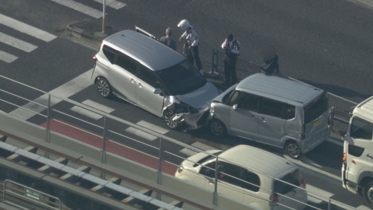 【速報】乗用車2台が正面衝突 3人ケガ 反対車線に誤って進入か 愛知・長久手市の交差点（CBCテレビ） - Yahoo!ニュース