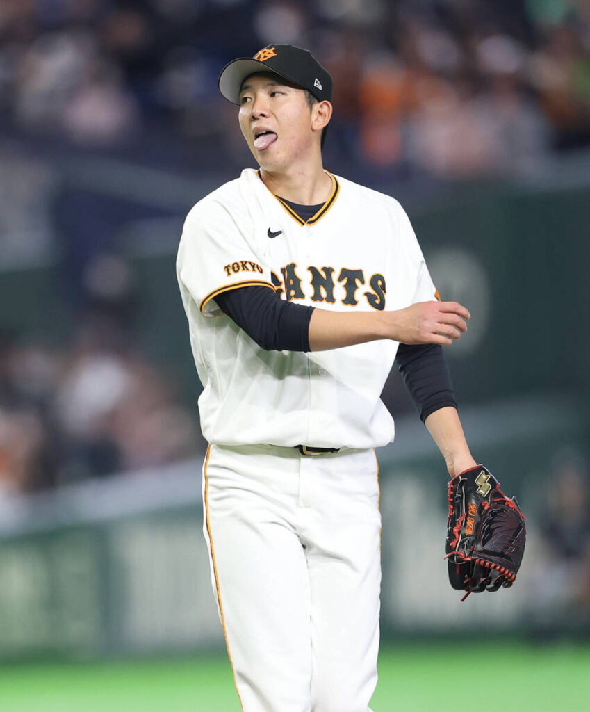 ５回２死、打者・サンタナに投球後、舌を出す戸郷翔征（カメラ・宮崎　亮太）