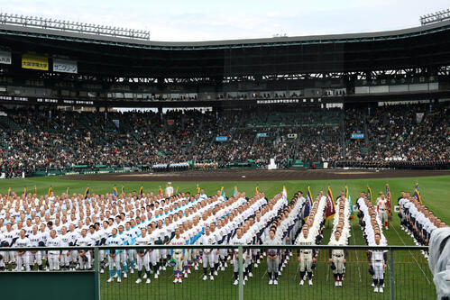 開会式で整列する選手ら（撮影・上山淳一）