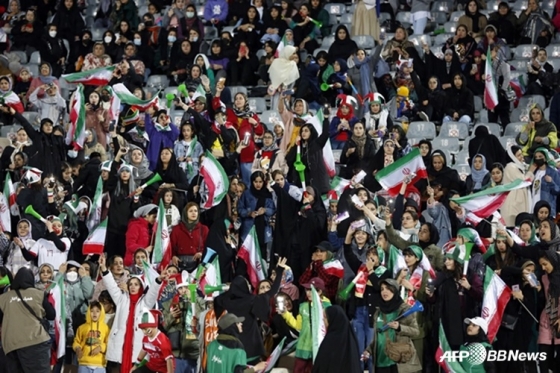 イランのサッカーファンの姿。 /AFPBBNews=ニュース1