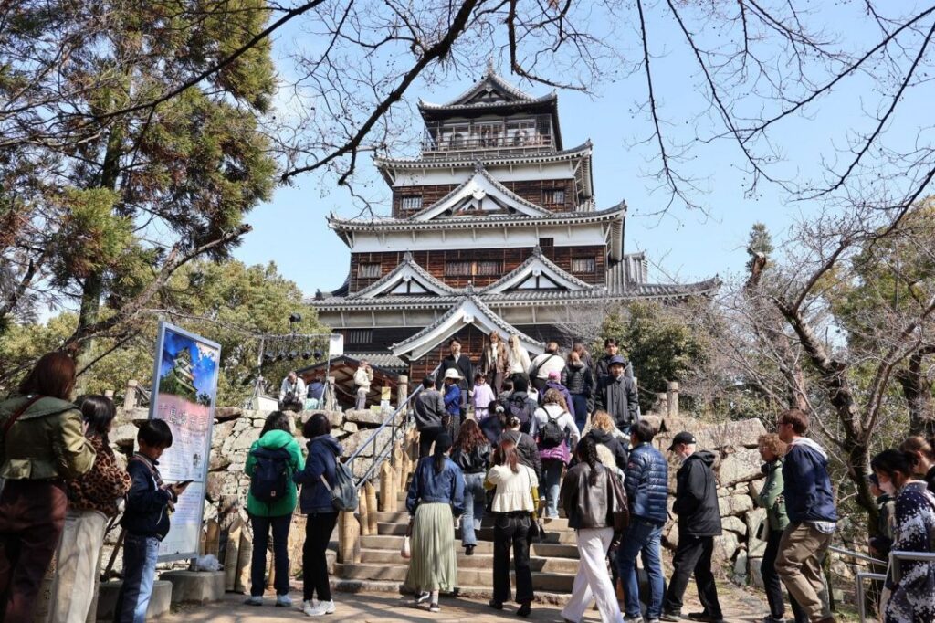 広島城天守 22日限りで〝閉城〟 老朽化理由 「見納め」と連日にぎわう(山陽新聞デジタル) – Yahoo!ニュース 広島城天守 22日限りで〝閉城〟 老朽化理由 「見納め」と連日にぎわう(山陽新聞デジタル) - Yahoo!ニュース