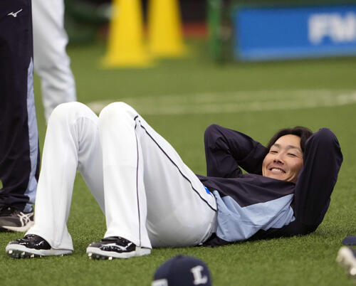 【西武】源田壮亮が侍“卒業”明言「今回で最後と」“たまらん”世界を魅了し今大会首位打者 – nikkansports.com 笑顔を見せる西武源田(撮影・小島史椰)