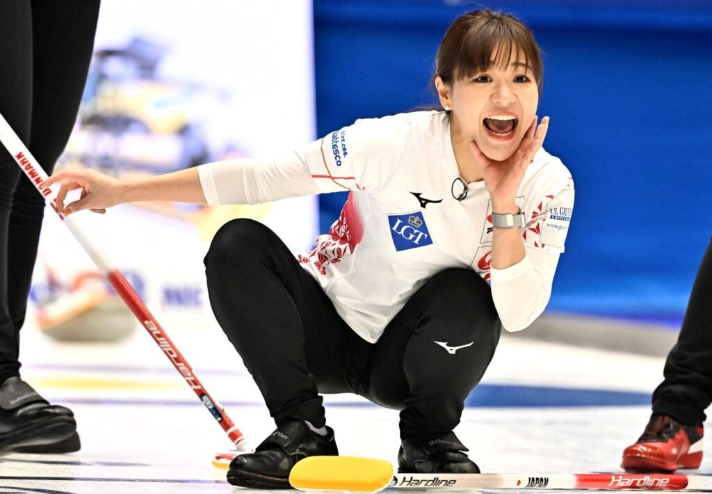 「こんなに曲がるの？」世界選手権参戦中のロコ・ソラーレ、吉田知那美が決めた“スーパーな一撃”に世界衝撃！「凄すぎます」「笑顔も素晴らしい」（THE DIGEST） - Yahoo!ニュース