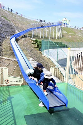 起伏に富んだ地形を生かした巨大滑り台（京都府京丹後市で）