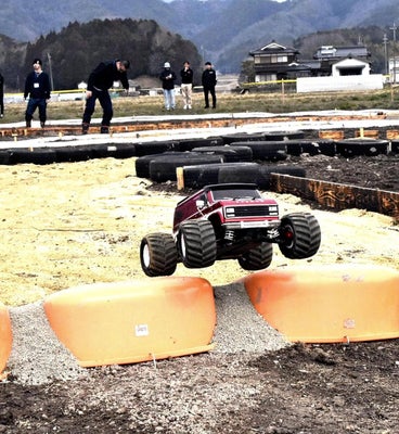 手箕のジャンプ台を飛び越すＲＣカー（兵庫県丹波篠山市で）