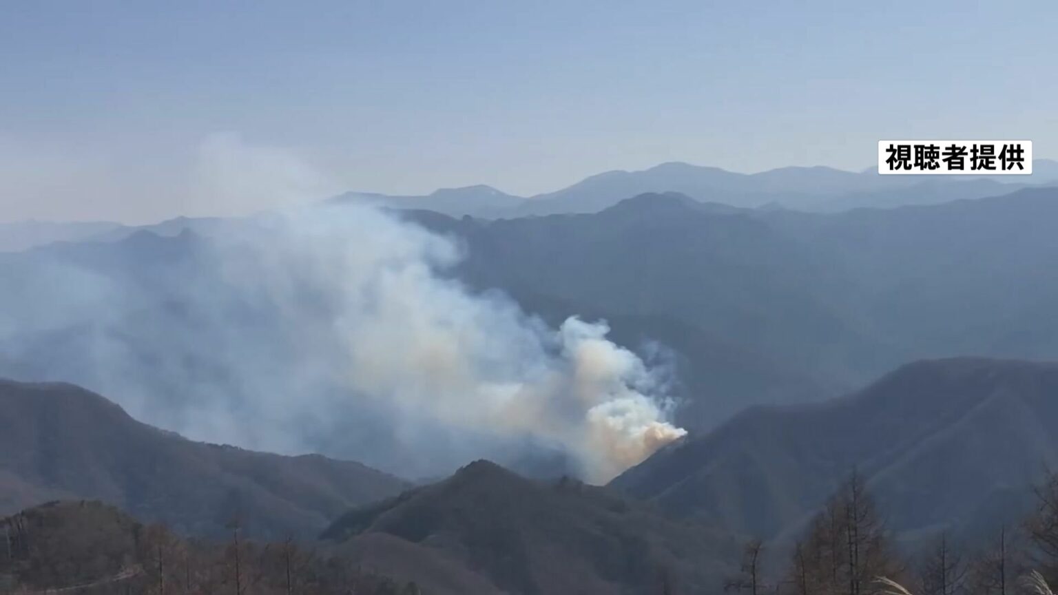 群馬・上野村の山林で火災　民家まで200メートルに火が迫る　7世帯に避難指示　自衛隊がヘリコプターでの消火活動へ（TBS NEWS DIG Powered by JNN）