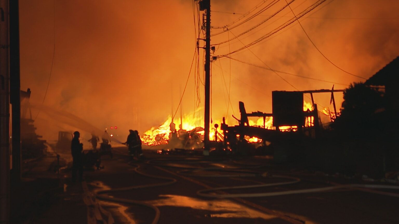 【続報】「火の勢いに騒然 」福井・あわら市の製材所で火災 周辺の店舗や住宅5棟に燃え広がる 一時70戸が停電 温泉街近くの住宅密集地 けが人なし（MRO北陸放送）