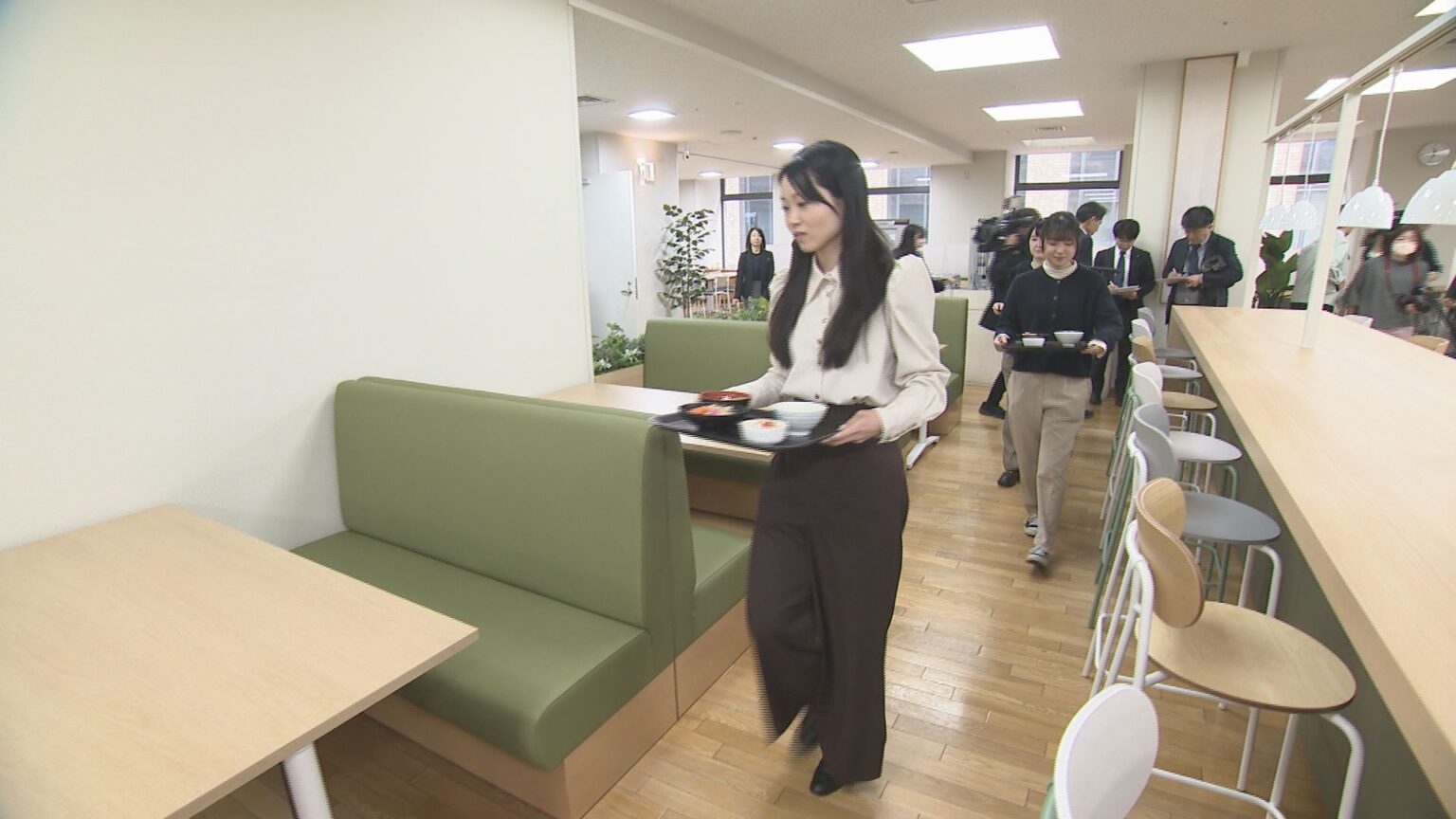 「働き方改革・開かれた県庁に」石川県庁の食堂がリニューアル 県民向けの“ワークラウンジ”も ソファーやカウンター席、Wi-Fi整備 誰もが利用できます 期間限定メニューも登場(MRO北陸放送) 「働き方改革・開かれた県庁に」石川県庁の食堂がリニューアル 県民向けの“ワークラウンジ”も ソファーやカウンター席、Wi-Fi整備 誰もが利用できます 期間限定メニューも登場(MRO北陸放送)