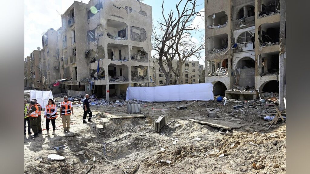 ミサイル直撃で地面に大きな穴、住宅はことごとく壊れ…イスラエル南部・読売記者ルポ – 読売新聞オンライン ミサイル直撃で地面に大きな穴、住宅はことごとく壊れ…イスラエル南部・読売記者ルポ - 読売新聞オンライン