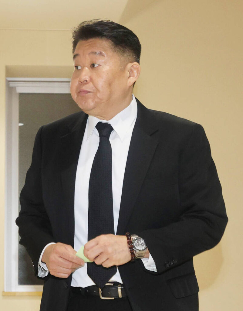 弔問に訪れた花田虎上氏（カメラ・池内　雅彦）