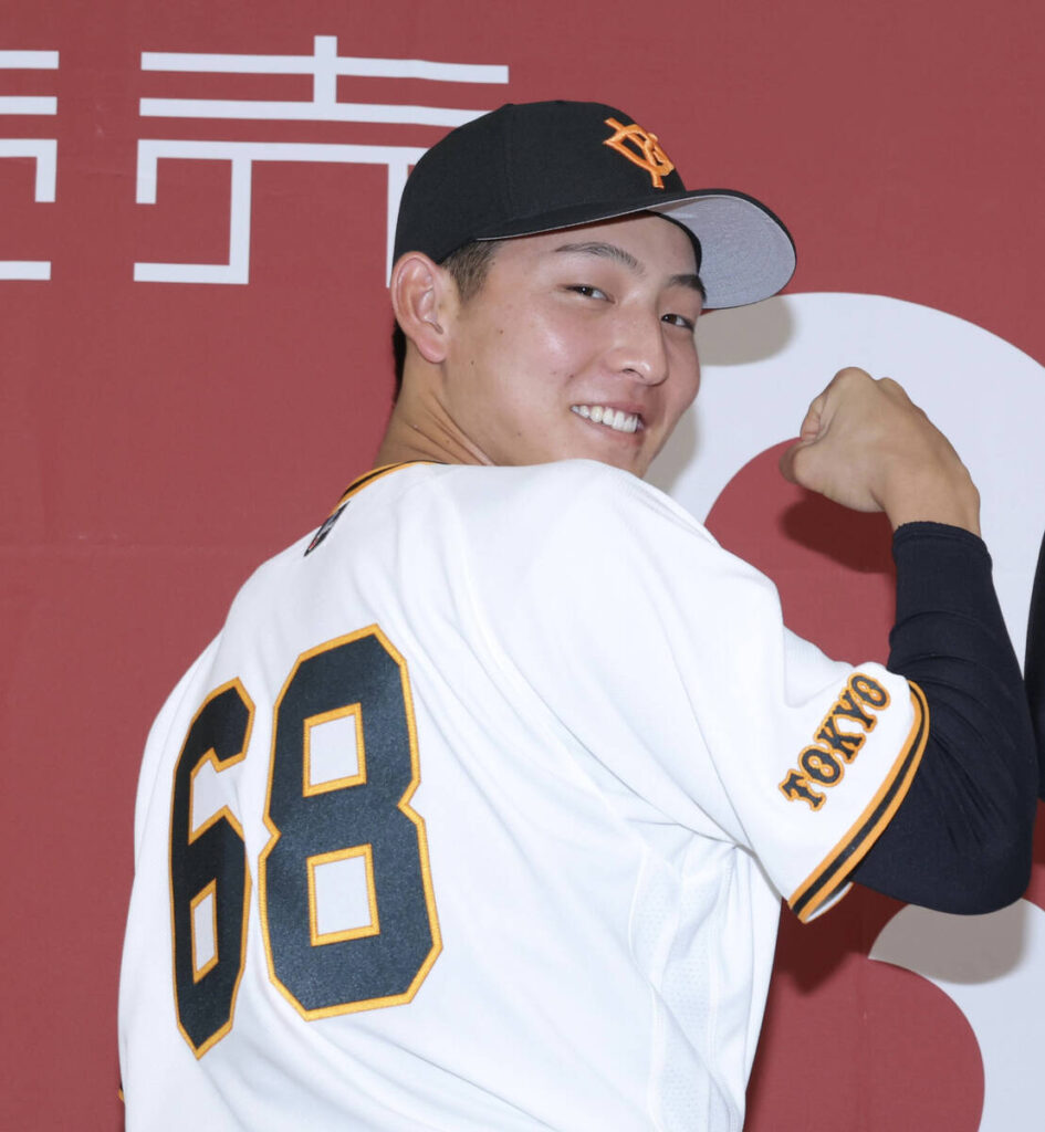 支配下選手契約を締結し、笑顔でポーズを取る宇都宮葵星（カメラ・宮崎　亮太）