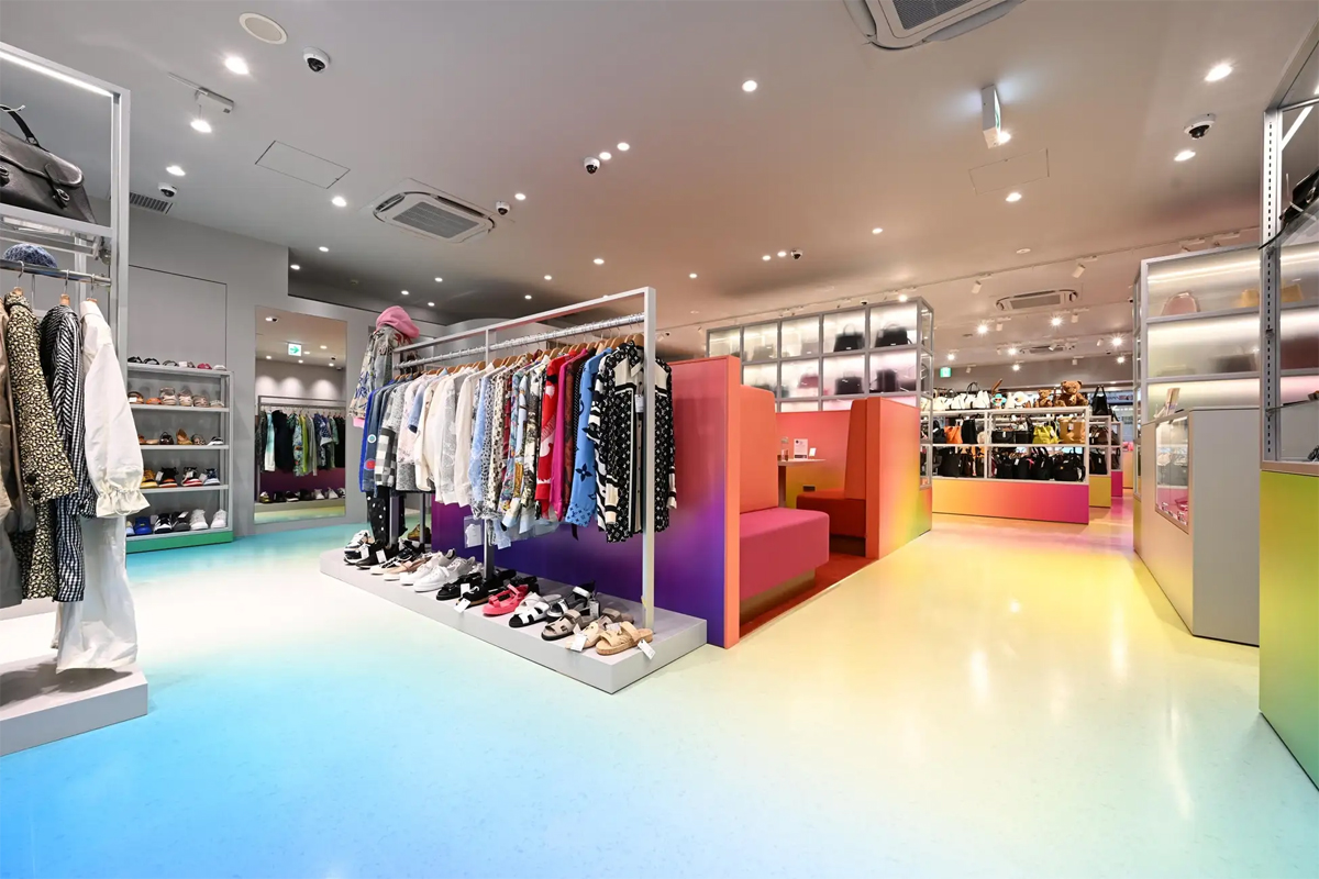 店内は多色使いの内装を採用