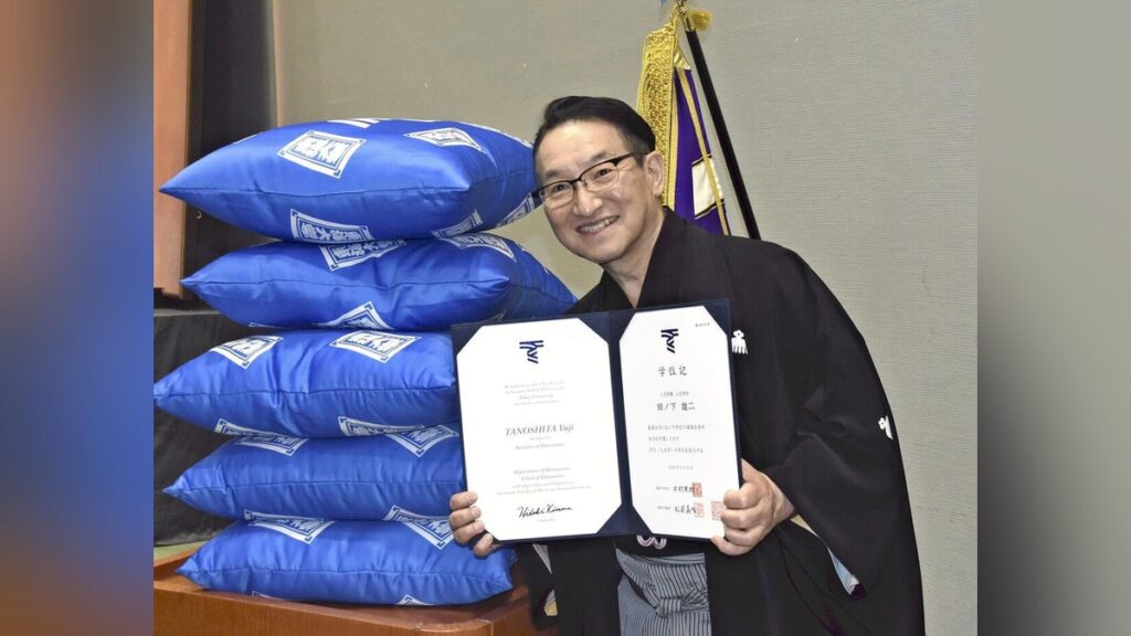 春風亭昇太さん、４８年がかりで大学卒業「勉強はすごく楽しかった」…特製座布団１０枚贈られる - 読売新聞オンライン