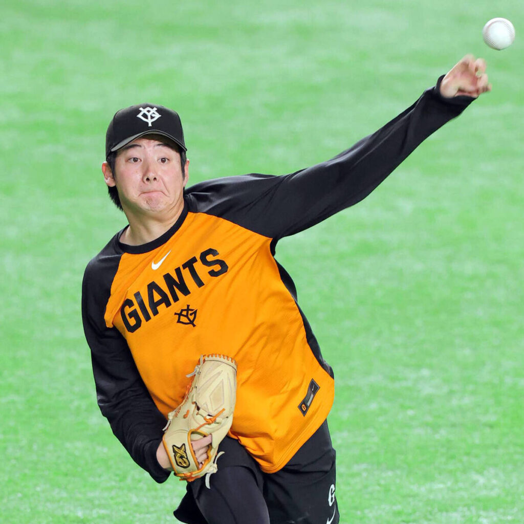 キャッチボールで調整する竹丸和幸　（カメラ・上村　尚平）