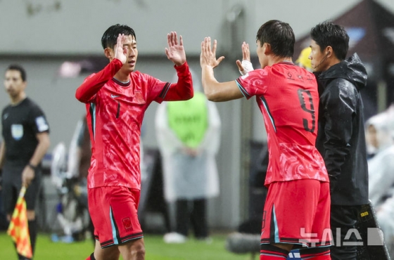 10月の国際Aマッチ親善試合、大韓民国とブラジルの試合で、孫興民がオ·ヒョンギュと交代している。 /写真=ニューシス