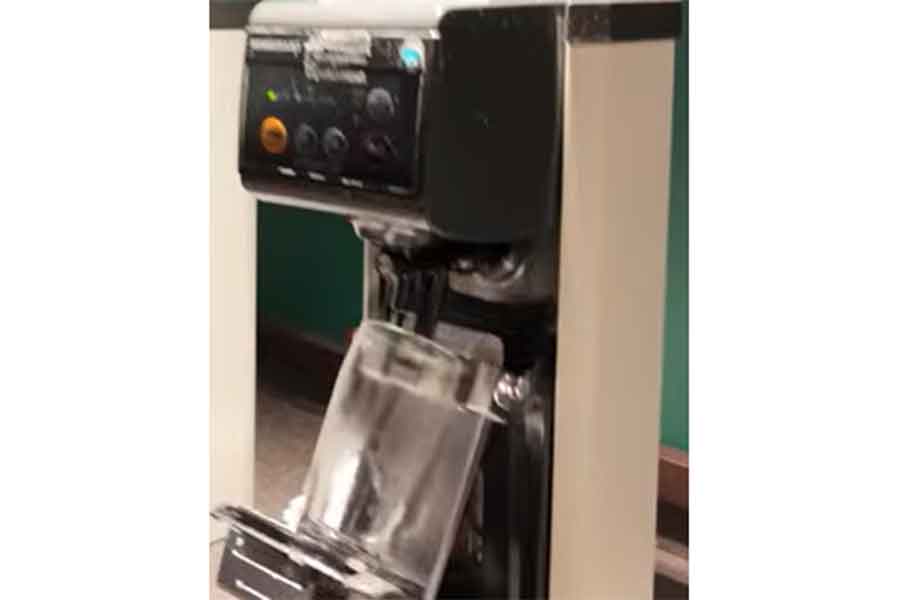 液体と泡が黄金比で楽しめる自動ビールサーバー【出典：YouTube「Bebechan - 日本のフランス人」よりスクリーンショット】