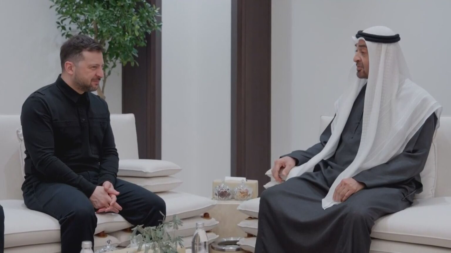 ゼレンスキー大統領　湾岸諸国を相次ぎ訪問「ロシアがイランに協力し中東および湾岸地域の米軍施設の衛星写真を撮影」とSNSで明らかに（TBS NEWS DIG Powered by JNN）