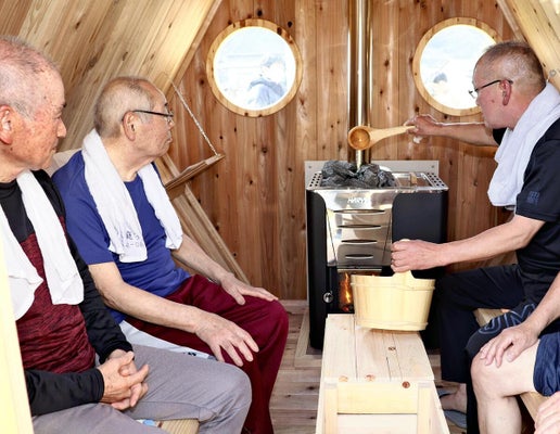 ロウリュをするなどしてサウナを楽しむ住民ら（岡山県真庭市中で）