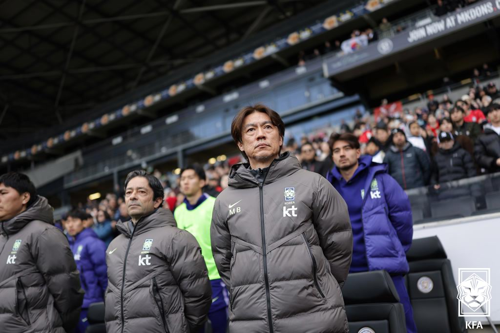 28日（韓国時間）、英国ミルトン·キンスのスタジアムMKで行われたコートジボワール戦を控えた洪明甫（ホン·ミョンボ）サッカー代表チーム監督。 /写真=大韓サッカー協会提供 