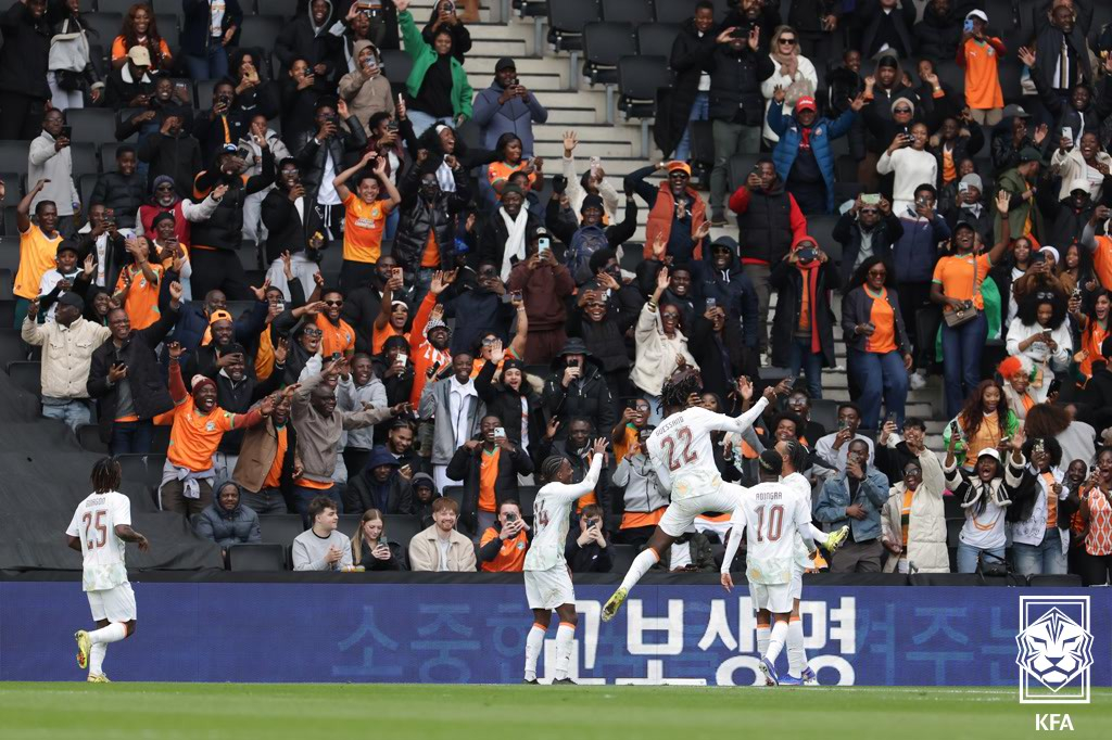 28日（韓国時間）、英国ミルトンキンスのスタジアムMKで行われた韓国とコートジボワールの親善試合でゴールを決めた後、喜んでいるコートジボワールの選手たちとファンたち。 /写真=大韓サッカー協会提供 