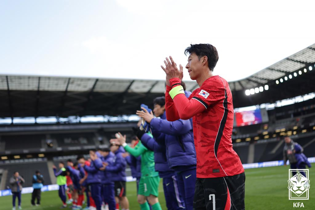 孫興民（ソン·フンミン）らサッカー代表チームの選手たちが28日（韓国時間）、英国ミルトンキンスのスタジアムMKで行われたコートジボワール戦0-4大敗以後、ファンに挨拶している。 /写真=大韓サッカー協会提供 