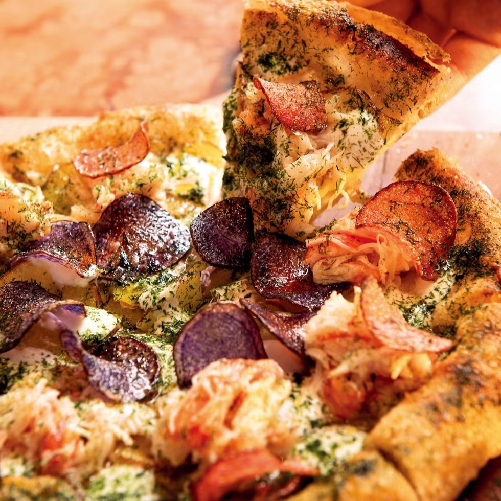 【最旬ピッツアバー】8席のカウンターが連日満席！日本の素材を活かすイタリア人シェフの独創的ピザ｜マンダリン オリエンタル 東京（婦人画報） - Yahoo!ニュース