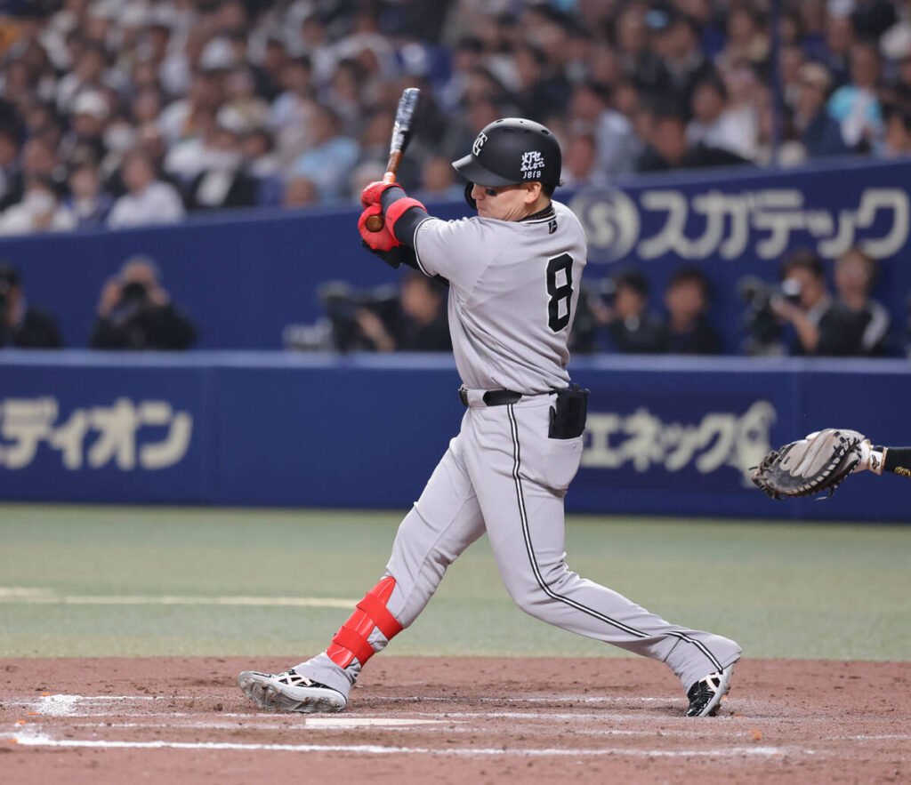 ９回２死満塁、代打・丸佳浩が走者一掃の右二塁打（カメラ・小林　泰斗）