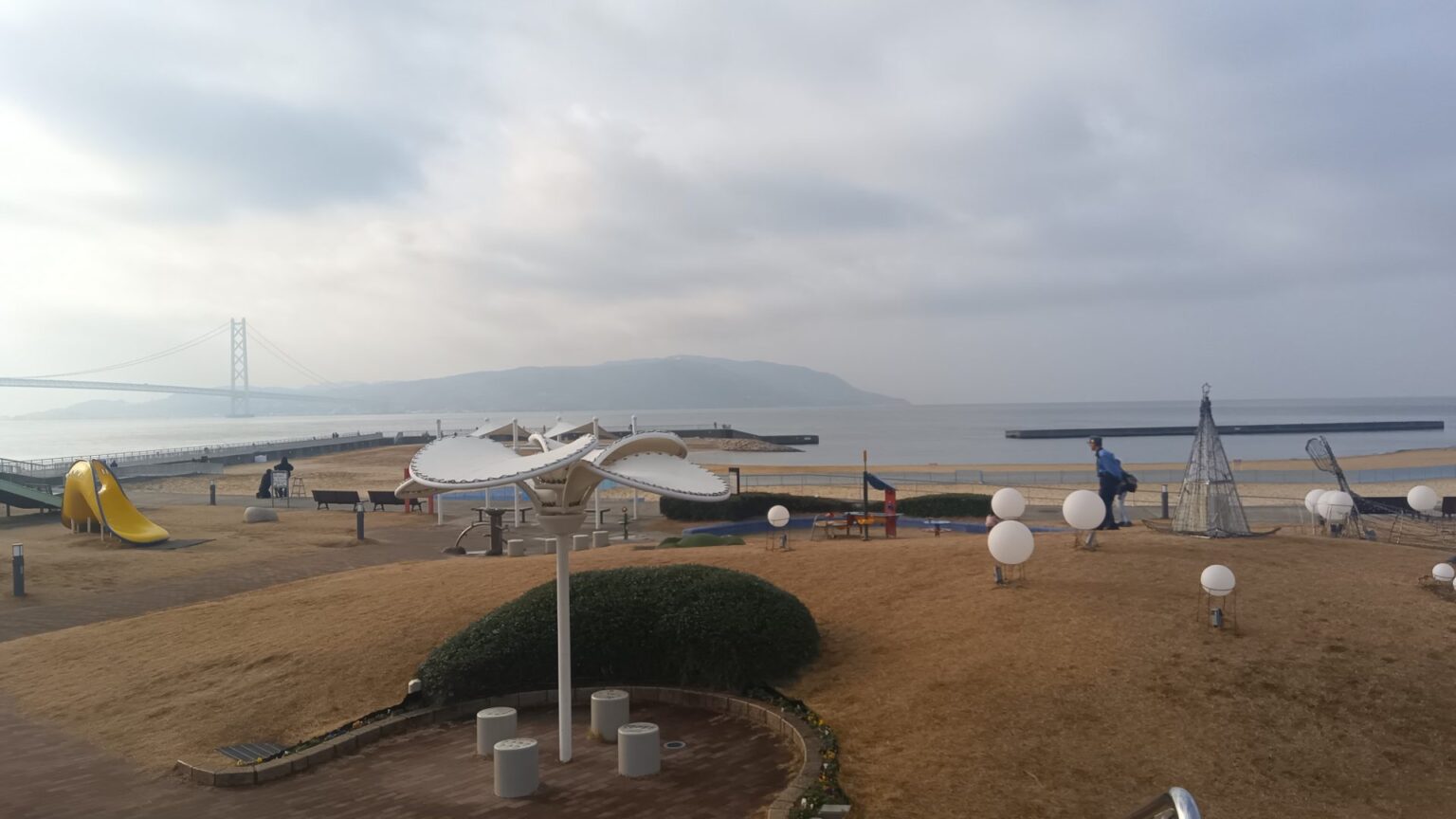 海に飛び込み、生後9か月の息子と無理心中か？ 42歳母親、殺人容疑で逮捕 兵庫・明石市 大蔵海岸 | ラジトピ ラジオ関西トピックス