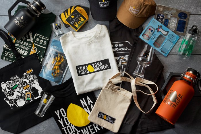 YONA YONA TOKYO BREWERYのグッズの一部。Tシャツ、サコッシュ、グラウラーがある。
