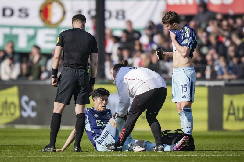 日本代表復帰の冨安健洋、コンディション確認のため予定便に搭乗せず…佐藤龍之介は体調不良で一時静養 - サッカーキング