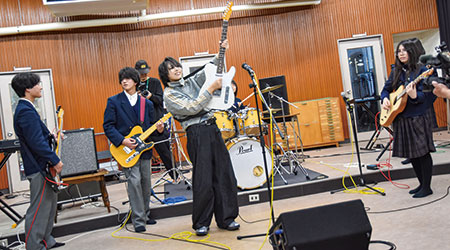 フェンダーが和歌山高支援 〜 全国150校から選出 総合音楽部に楽器贈呈 | ニュース和歌山