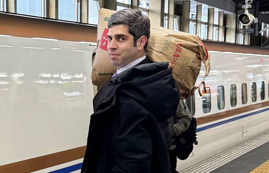 「隣にいたら5度見する」駐日ジョージア大使「バスセンターのカレー」を食べる“前フリ”が効いていると話題に（1/2 ページ） - 乗りものニュース