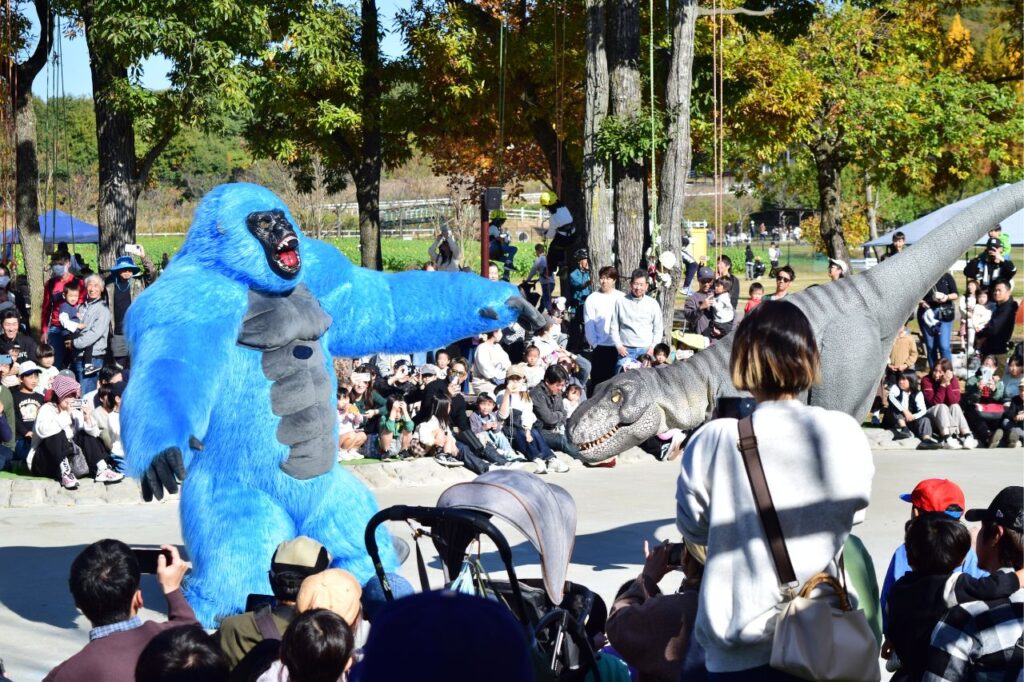 1日限定!恐竜×肉グルメを楽しむ『ジュラ肉恐竜祭』が開催/滋賀農業公園 ブルーメの丘 | Leaf KYOTO 1日限定!恐竜×肉グルメを楽しむ『ジュラ肉恐竜祭』が開催/滋賀農業公園 ブルーメの丘 | Leaf KYOTO