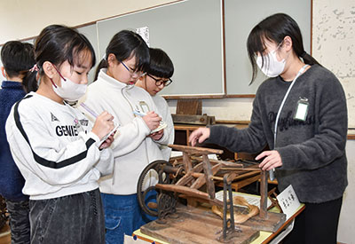 名草小に「歴史資料館」完成 ６年生から５年生へ〝地域の宝〟引き継ぎ | ニュース和歌山