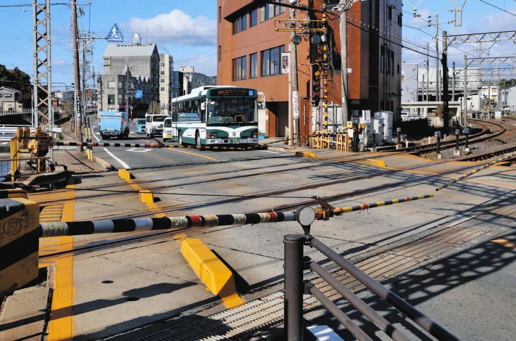 停電の影響で遮断機が下りたままになった近鉄志摩線の踏切＝4日午前9時44分、三重県志摩市で