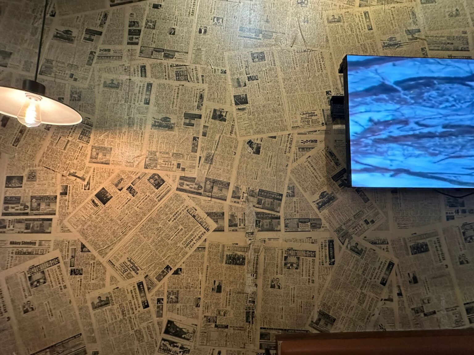 街角ちょっと見=店内壁一面に懐かしのニッケイ新聞 | 南米の鼓動をキャッチ! ブラジル日報 Mail